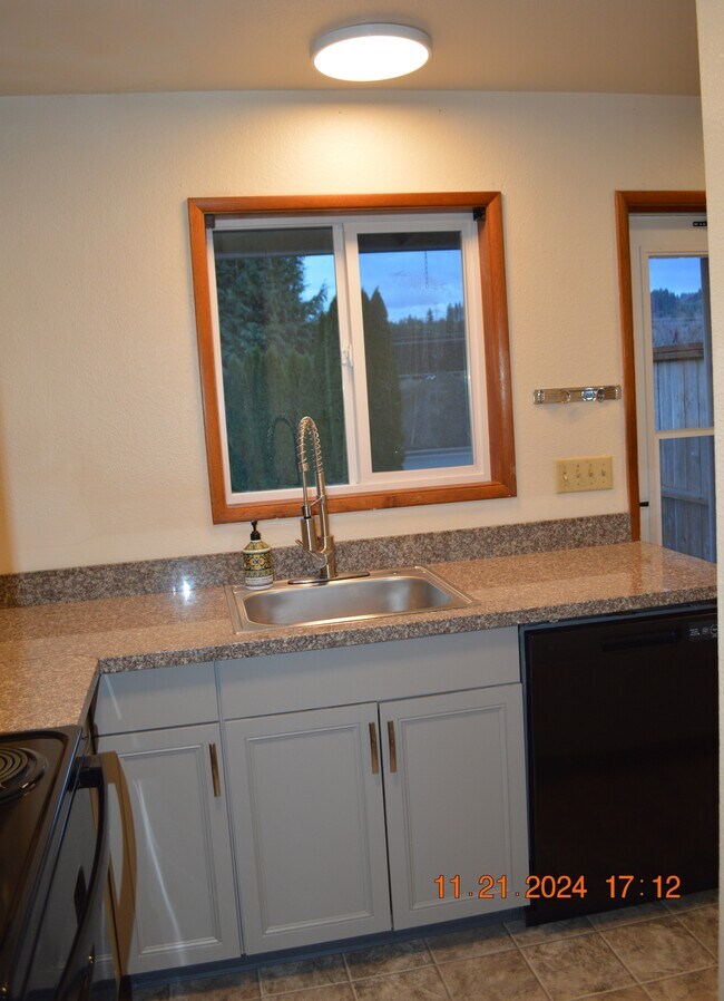 Foto del edificio - 665 SW Tichenor St