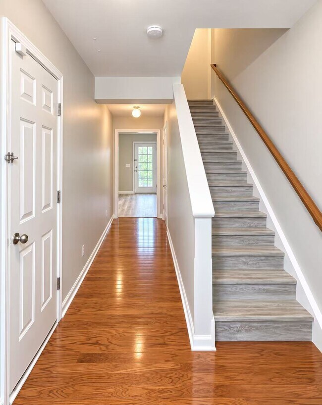 Foto del edificio - 468 Canewood Pl