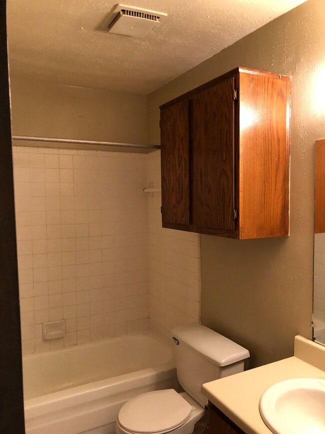 Foto del edificio - TWO BEDROOM DUPLEX TO SHARE WITH YOUR FURRY FRIENDS!