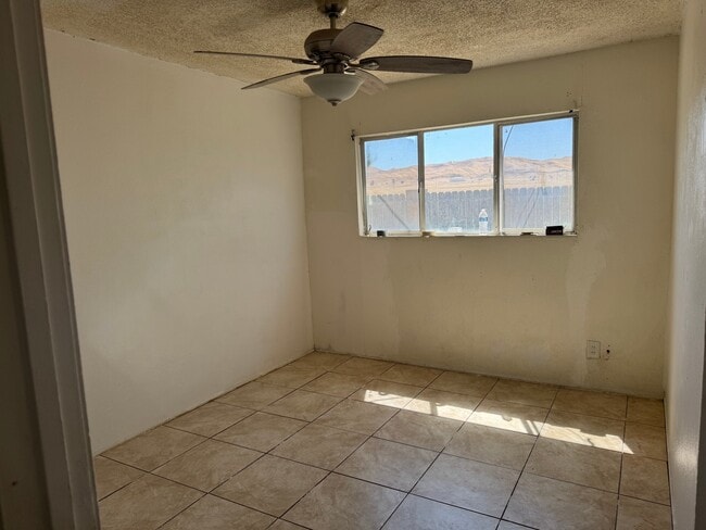 Foto del edificio - 649 W College Ave