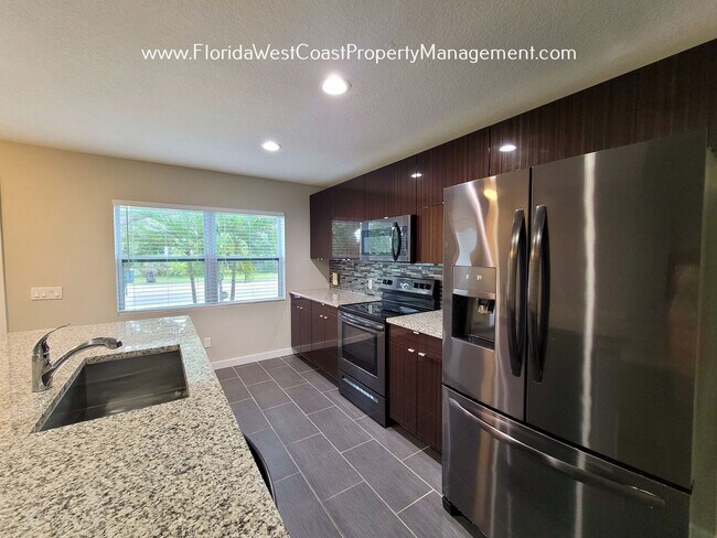 Building Photo - MODERN 3 BEDROOM SARASOTA HOME WITH SUPER ...