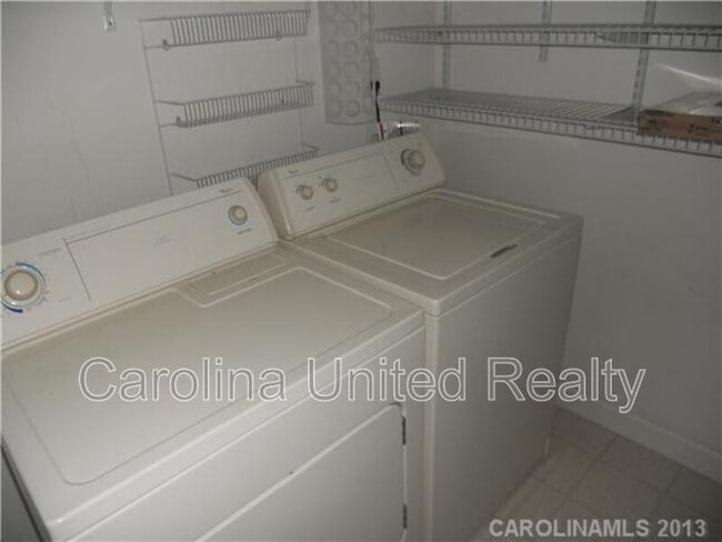 Building Photo - 10675 Hill Point Ct