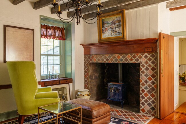 Foto del edificio - 2943 Windy Bush Rd