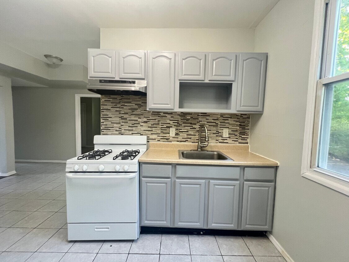 724 Lyons Ave A1 - 740 Lyons Ave