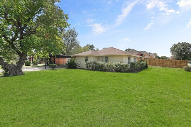 Photo - 5966 Doulton Dr House