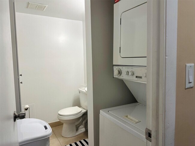 Building Photo - 4156 Inverrary Dr