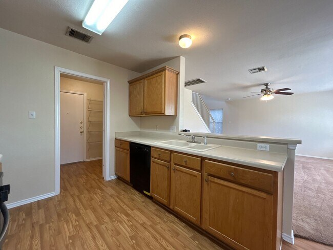 Foto del edificio - NEW PRICE!! Only 18-21 month lease only!!!...