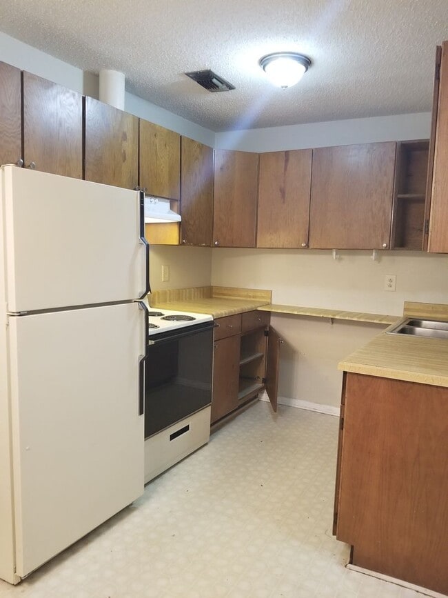 Building Photo - MOVE IN SPECIAL: Waived $350 Cleaning Fee!...