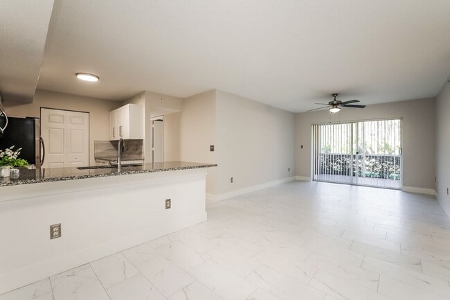 Foto del edificio - Remodeled, Move-In Ready 3-Bedroom Condo in Prime Naples Location