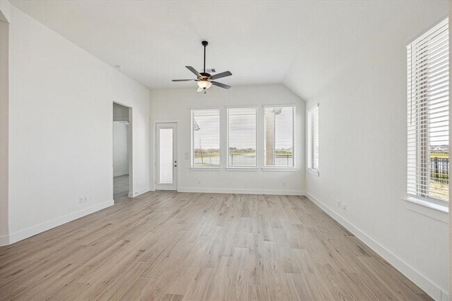 Building Photo - 3240 Voda Bnd Dr