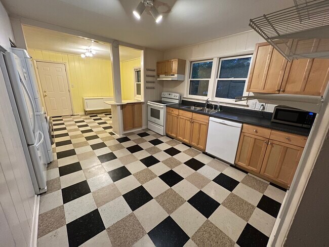 Kitchen - 816 Amsterdam Ave NE