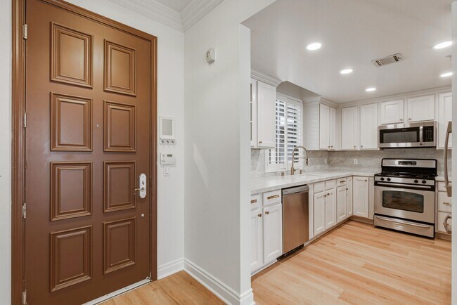 Foto del edificio - Massive Three Bedroom Two Bath Condo Available now!