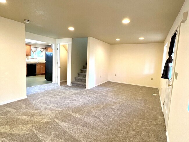 Foto del edificio - Montavilla Spacious 2-story 3 Bedroom Tuck...