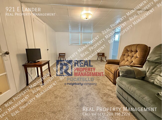 Building Photo - 921 E Lander-