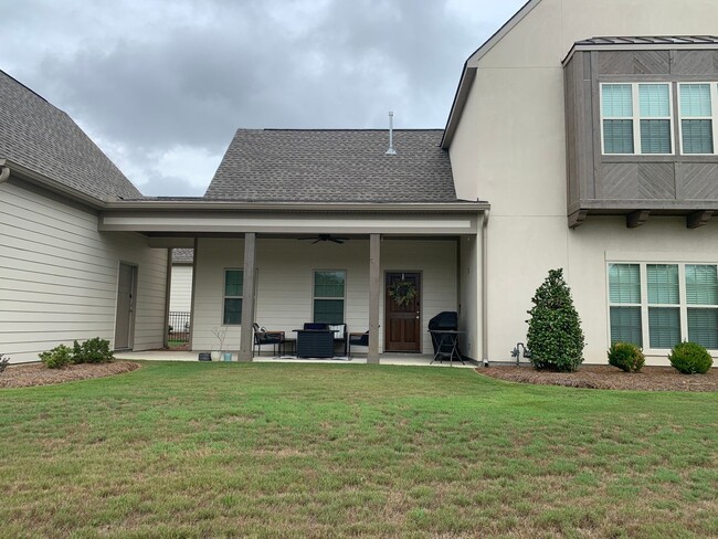 Building Photo - Like New Townhome in Desired Mimms Trail