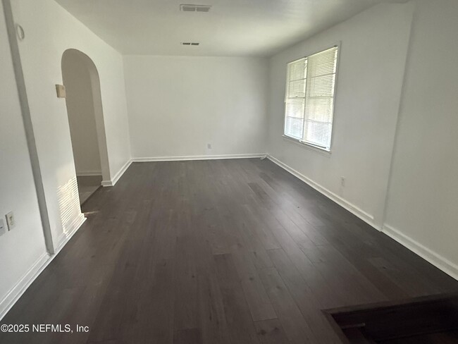 Building Photo - 903 Melson Ave