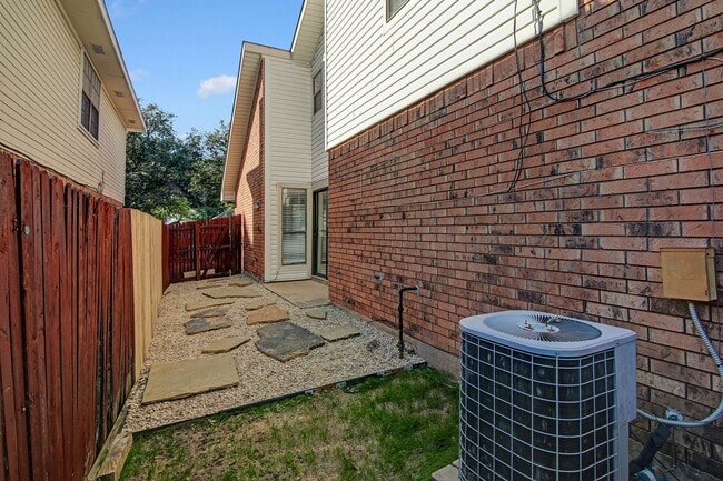 Building Photo - 7640 Kings Ridge Rd