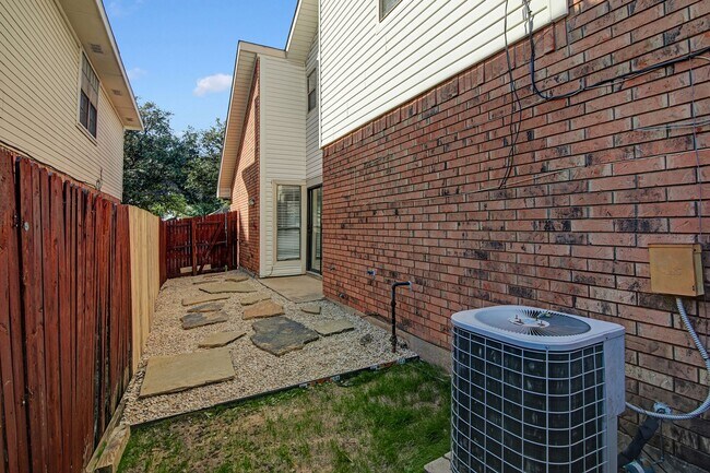 Foto del edificio - 7640 Kings Ridge Rd