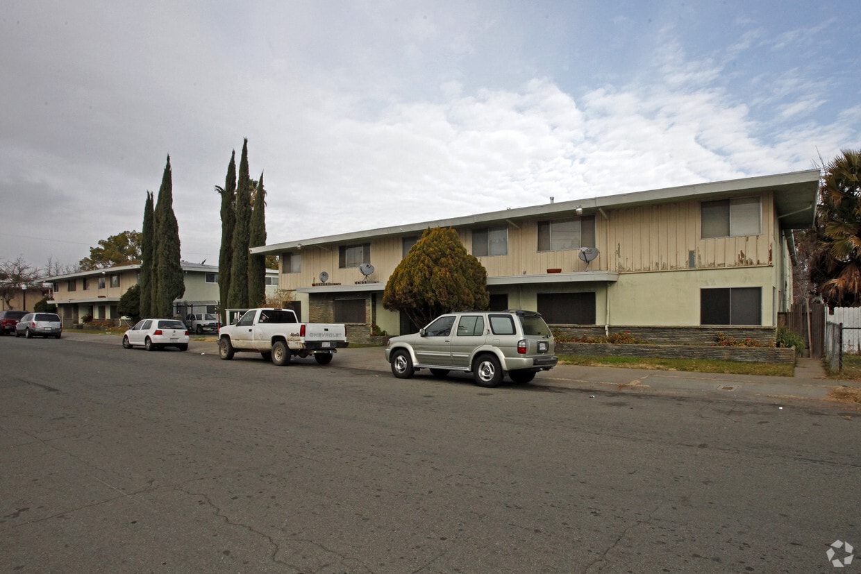 Primary Photo - Mirador Apartments