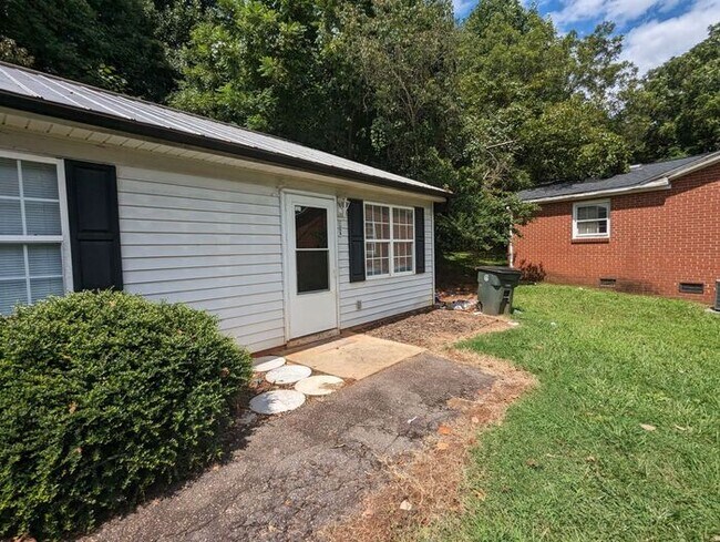 Building Photo - 2BD/1BA Home in Conover