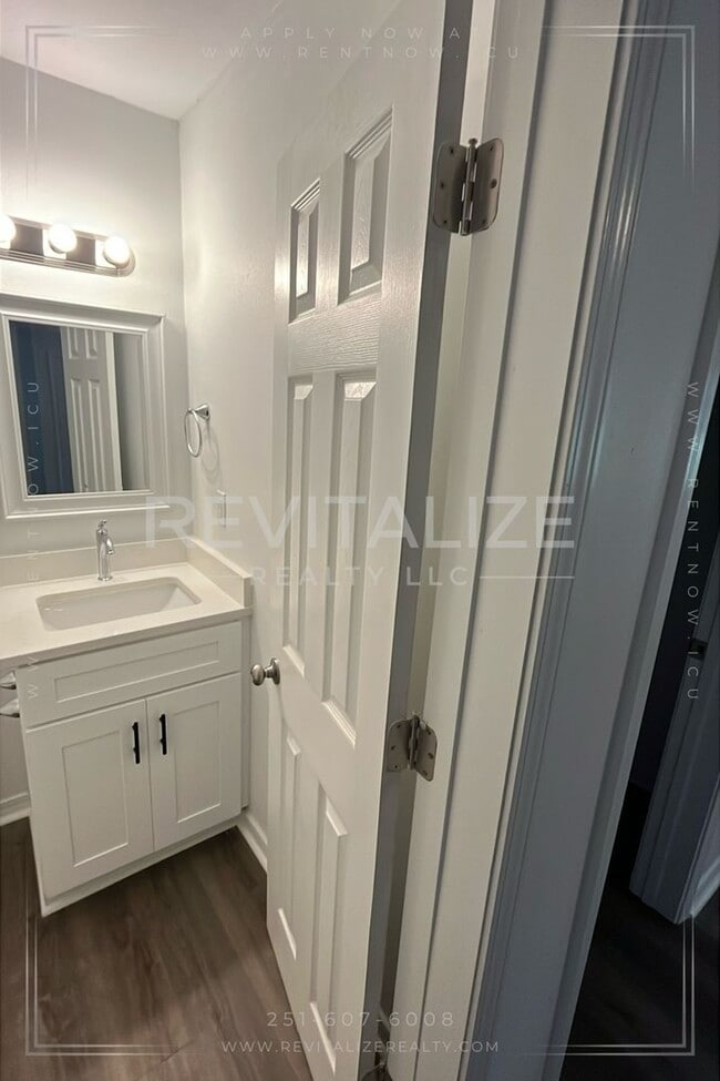 Building Photo - Newly Renovated 3 Bedroom/1 Bathroom Home ...
