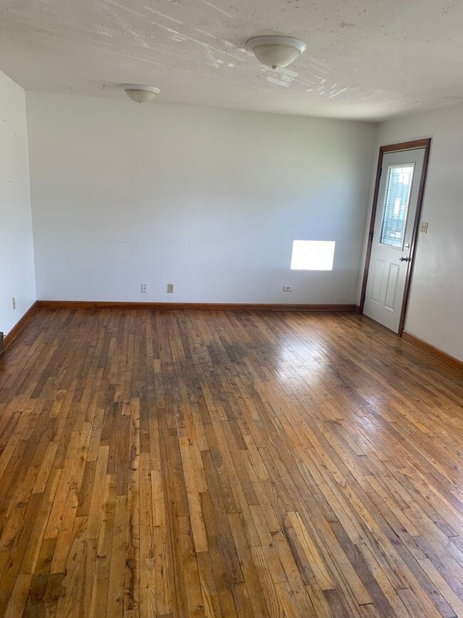 Building Photo - 2 bedroom, 2 bath house located near water...