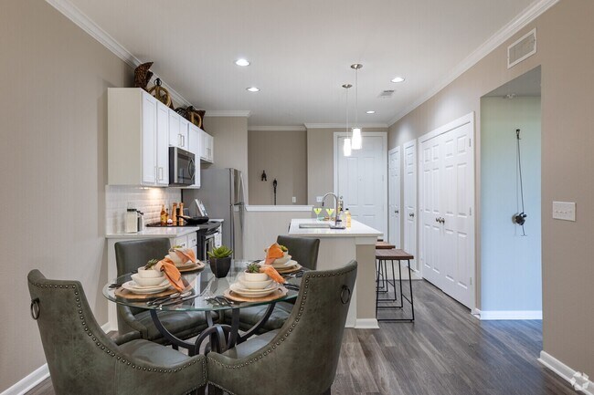 Foto del edificio - Designer Finishes. Resort-Style Amenities.
