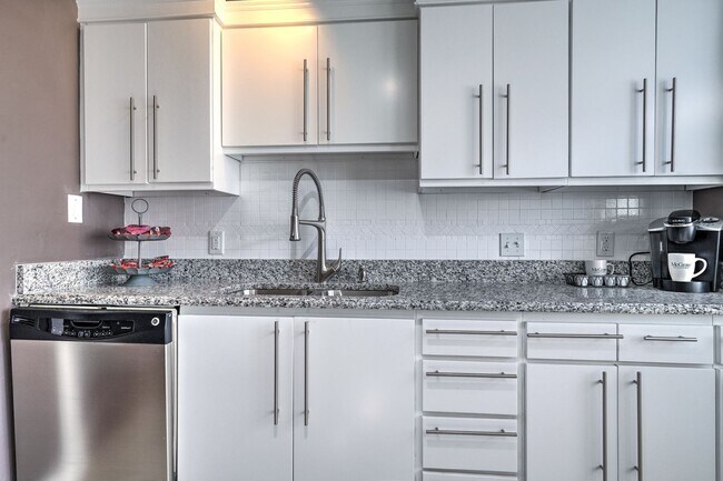 Foto del edificio - Beautiful 2+ Bedroom, 4 Level Townhome Wit...