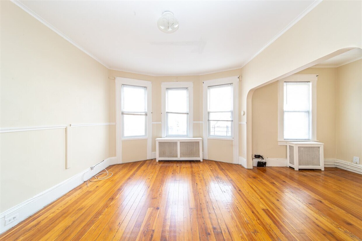 Primary Photo - 77 Charles St