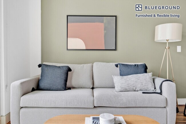 Foto del edificio - 422 W Riverside Dr