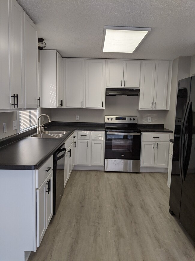 Cocina completamente actualizada en 2023 - 3552 Independence Ave N