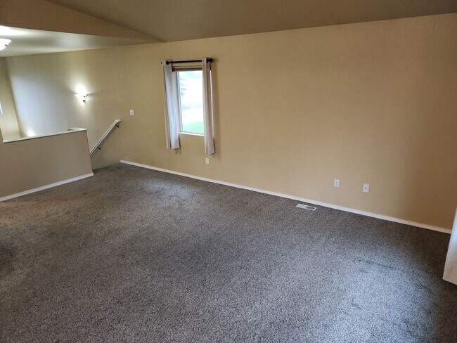 Building Photo - 3 Bed 2.5 Bath Eagle River Home