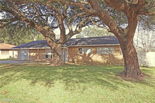 Foto del edificio - 5 br, 3 bath House - 102 Timberlane Street