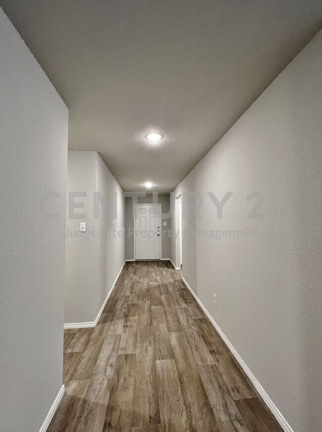 Foto del edificio - Charming 4/2/2 Cape Cod-Style Home in The Villages at Mayfield!