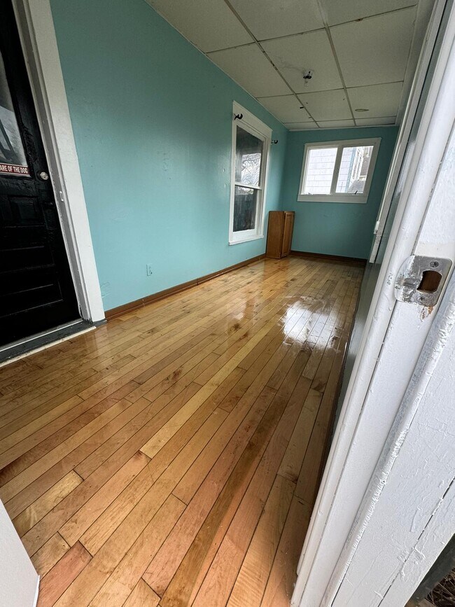 Family Room - 2841 Macklem Ave