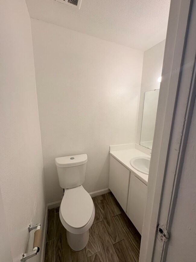Foto del edificio - 3 bedroom / 2 bathroom - 1st floor condo