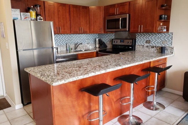 Re-modeled Cocina con encimeras de granito - 411 Hobron Ln