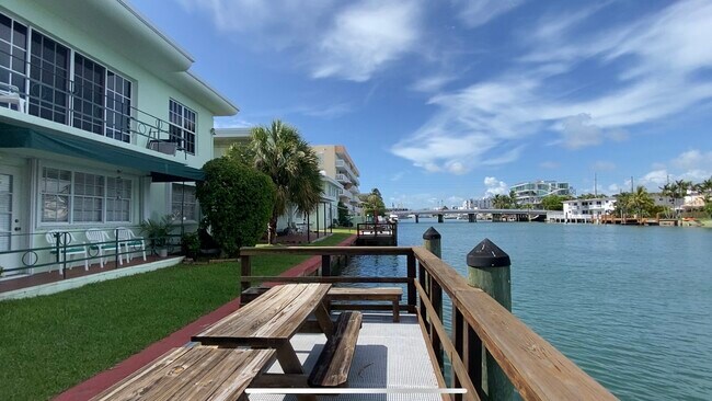 Foto del edificio - 8540 Byron Ave
