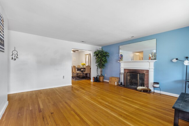 Foto del edificio - Spacious, Remodeled 3-Bedroom Home in Quie...
