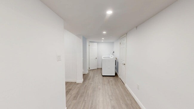 Building Photo - Beautiful Basement New Renovated lower unit Available now
