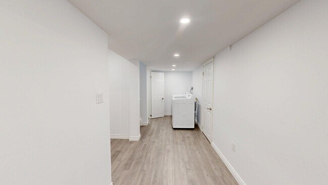 Photo du bâtiment - Beautiful Basement New Renovated lower unit Available now