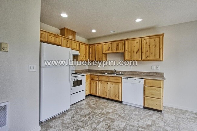 Building Photo - 3 Bed,2.5 Bath Townhome in Battle Ground J...