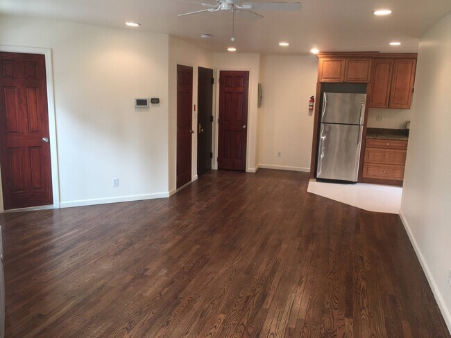 Building Photo - 27 Saint James Pl
