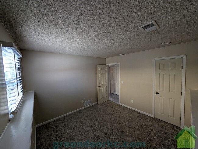 Foto del edificio - 823 S Lindenwood Dr