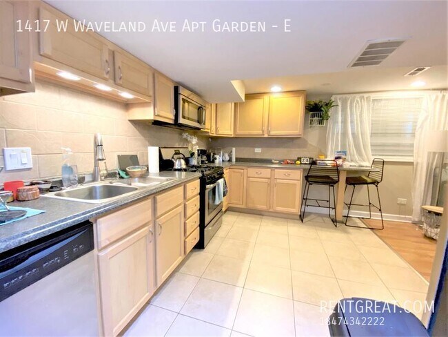 Building Photo - 1417 W Waveland Ave
