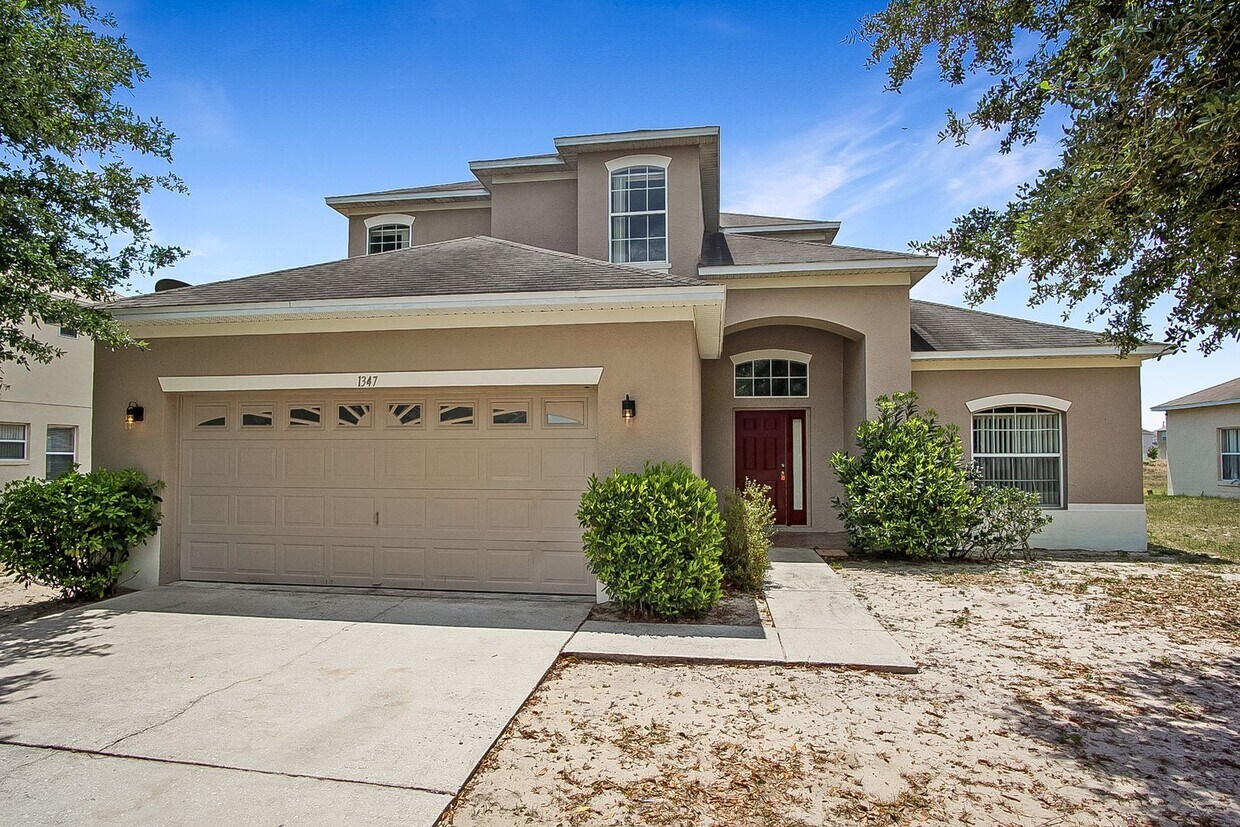 Foto principal - Single-family home located in Poinciana, FL now available!