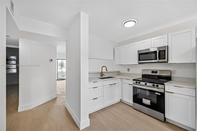 Building Photo - 4198 Lakeside Dr