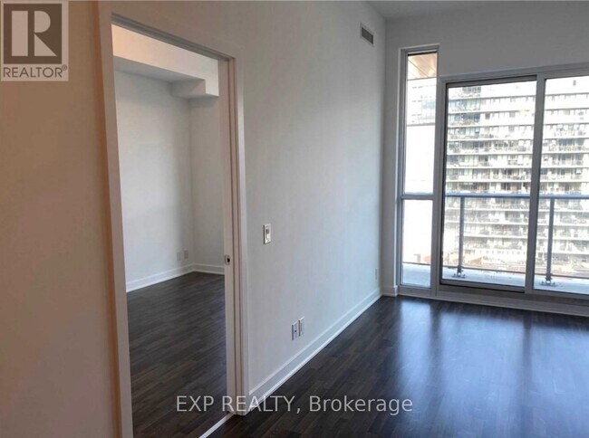 Building Photo - 120 Parliament St