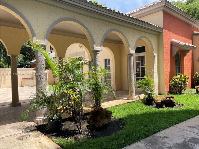 Foto del edificio - 8363 Lake Dr