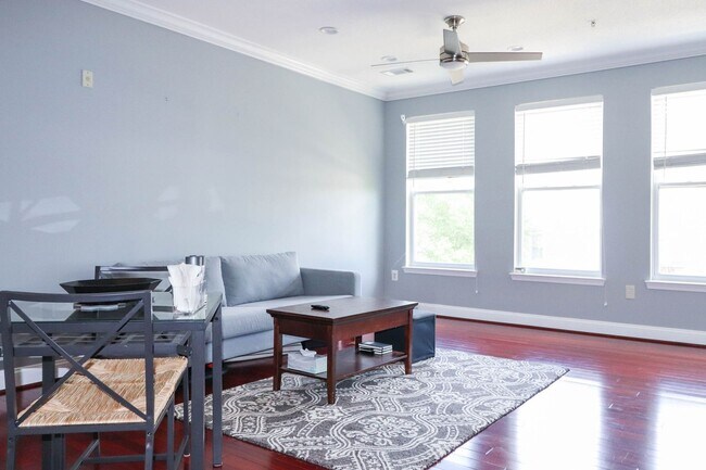 Building Photo - Two Level 2 Bed & 2 Bath Condo in the Marq...